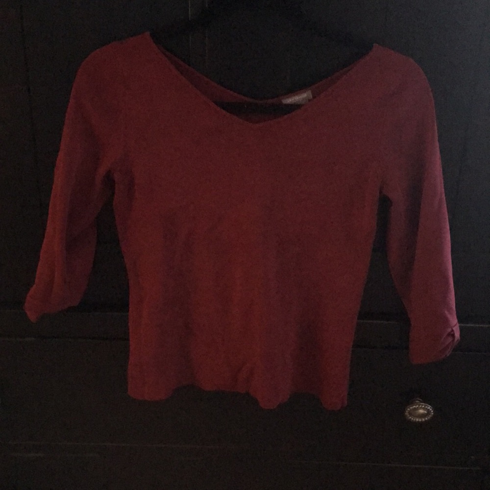 3/4 length sleeve, dark red shirt